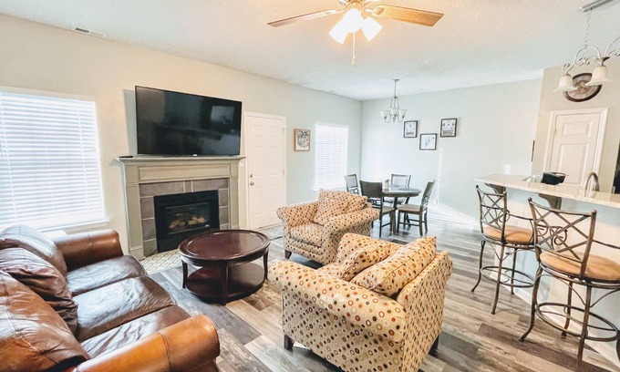Huntsville House | Cozy Creekwood Cottage