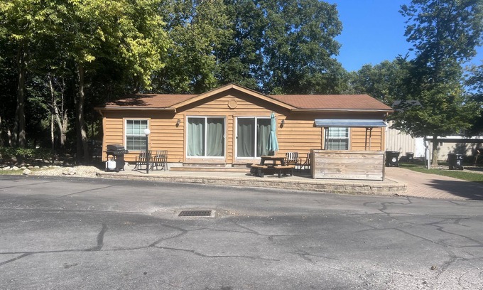 Put-in-Bay House | Cozy Cub Cabin 2 Sleeps 10 Full Linens Provided