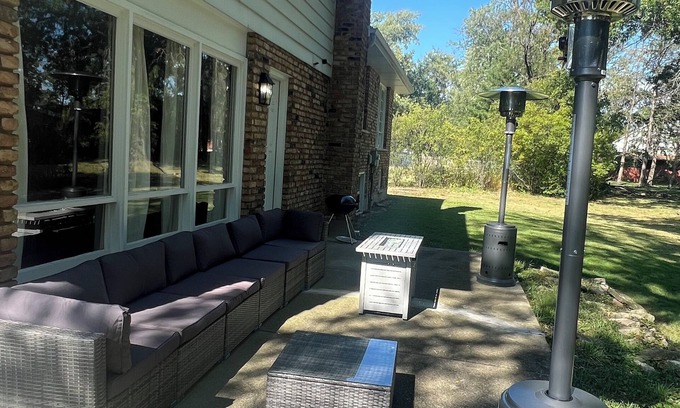 Olympia Fields House | Cozy Cul-de-Sac Home w Game Room