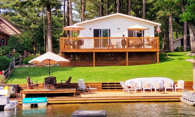 Mears Cottage | Cozy & Cute Cottage on All-Sports Upper Silver Lake. Sleeps 4-6 with fast Wi-Fi!