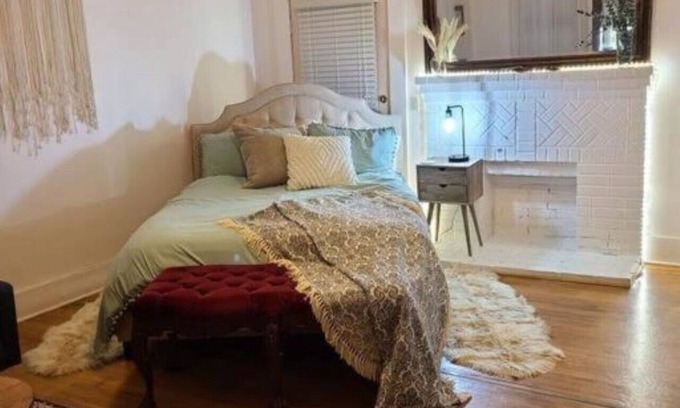 Ozark House | Cozy, Cute, Private Ozark Suite 5 Mins to Hospital