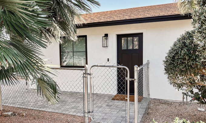 Gilbert House | Cozy Desert Remodeled 2-bedroom Home