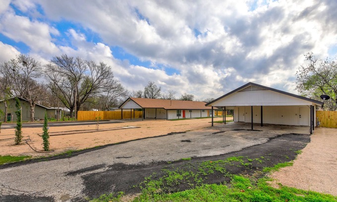 St. Edwards House | Cozy Designer Home in 1 Acre Land 5 mins to Domain