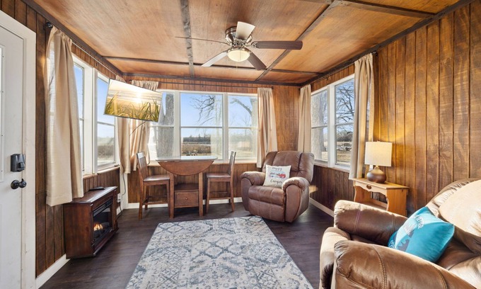 Atwater Cabin | Cozy Diamond Lake Cottage!