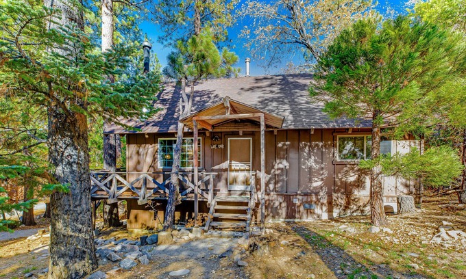 Arrowbear Lake House | Cozy dog-friendly cabin with WiFi, fireplace, deck & washer/dryer