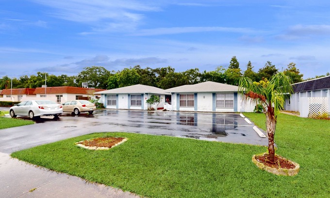 Largo House | Cozy, dog friendly home close to shopping, entertainment, AC and WIFI