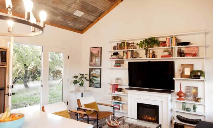 Austin Cottage | Cozy, dog friendly, private & county chic Hill Country cottage -15 min to Austin