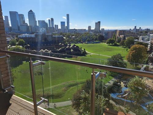 Lansbury House | Cozy Double Room with Large En Suite Near Canary Wharf London with Amazing Views in a Shared Apartment