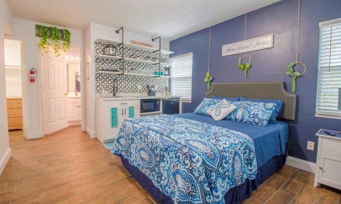 Lake Como House | Cozy Downtown 1BR Kitchenette & Pet-Friendly