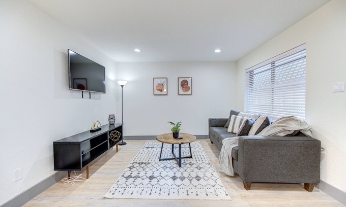 Montrose Apartment | Cozy Downtown Apt/Wi-Fi/PetsOK!