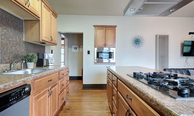 Old Enfield Apartment | COZY DOWNTOWN AUSTIN-Sleep 3-ACL, SXSW, 6th ST-Walkable shops, restaurants, bars