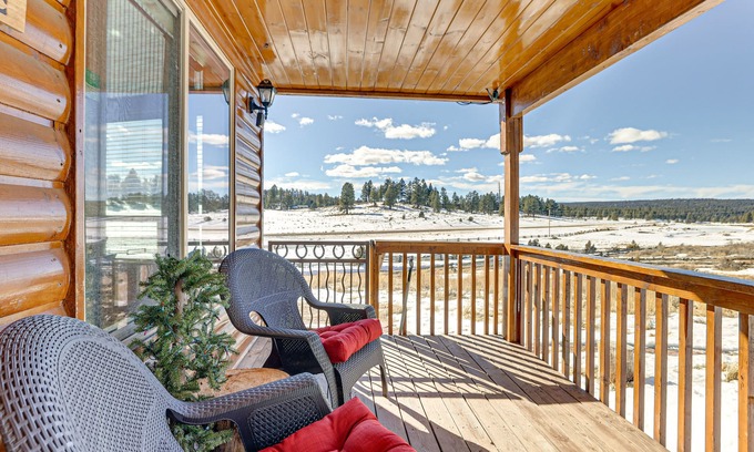Duck Creek Village Cabin | Cozy Duck Creek Village Cabin w/Hot Tub & Views!