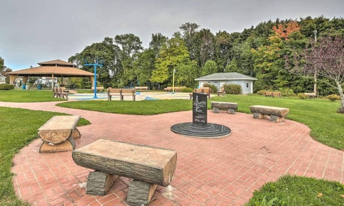 Momauguin Apartment | Cozy East Haven Apartment - Walk to Beach!