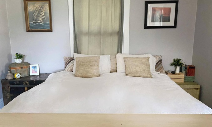 South Hyde Park Apartment | Cozy, eclectic 2-bedroom in Hyde Park with a balcony, perfect for a KC retreat.