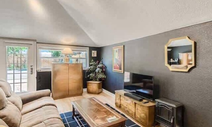 Georgetown House | Cozy, Eclectic, Quiet Studio-Walk to the Square!