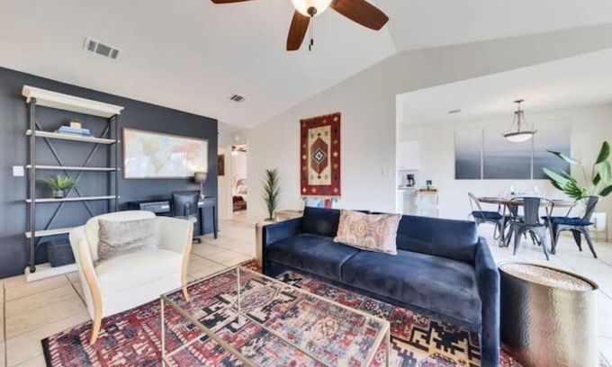 North Lamar House | Cozy Eclectic w/California King near Domain & DT