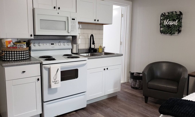 Quincy Apartment | Cozy Efficiency apt Great location, Wifi