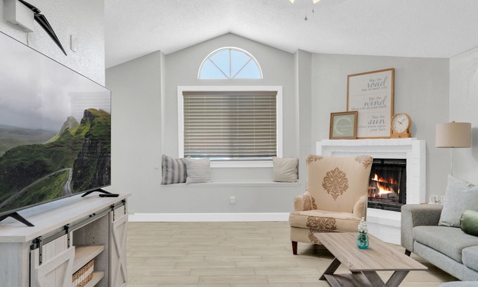 Biggs Field House | Cozy El Paso Getaway-Close to I-10-Restaurants-Shopping and more! Remodeled.