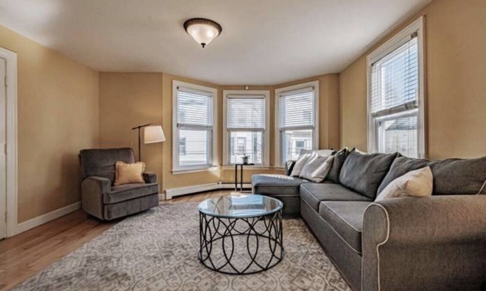 Munjoy Hill Condo | Cozy, Elegant and Bright 2 bed in the East End