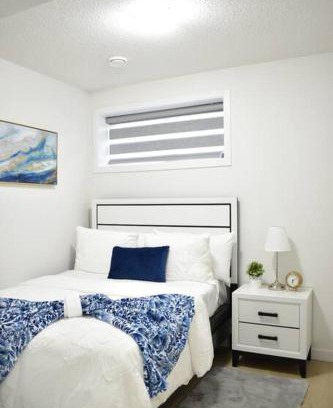 Southwest Edmonton Apartment | Cozy escape! 2 BR Guest Suite! 2 Queen Beds! Complimentary WIFI Netflix & Parking! 11 Mins from YEG! 20 Mins from WEM!