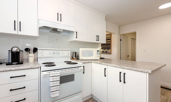Sudbury House | Cozy Family and Pet Friendly, Newly Renovated Central-Sudbury Home