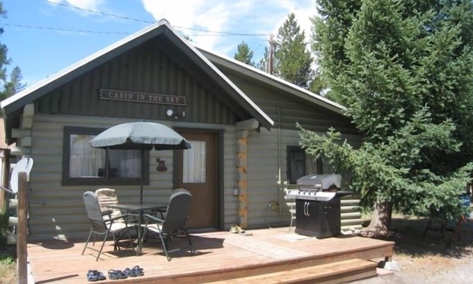 West Yellowstone Cabin | Cozy family cabin just a minute from Yellowstone Park! Book Now for Summer!