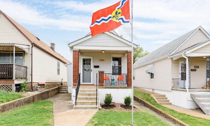 The Hill House | Cozy Family Cottage - Historic Top of "The Hill"