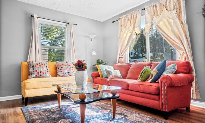 South Central Omaha House | Cozy Family-friendly Home, Near UNO-Baxter Arena, UNMC, Creighton, CHI, CWS