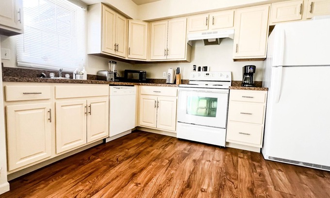 St. Robert House | Cozy family friendly apartment just 1 mile away from FLW