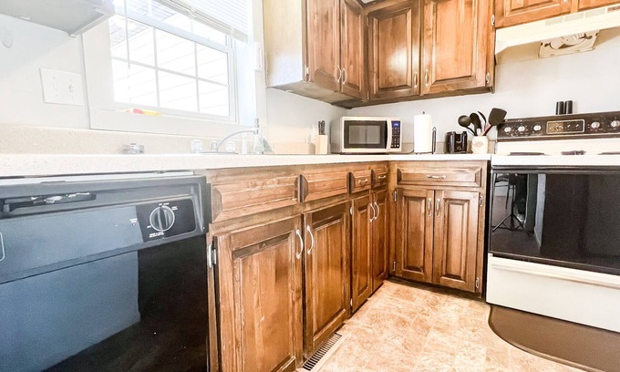 St. Robert House | Cozy family friendly townhouse just 1 mile away from FLW