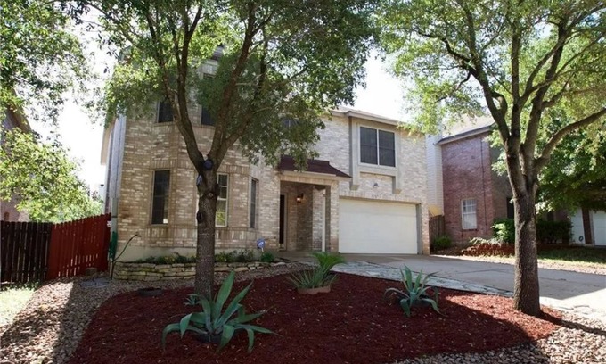 Hillcrest House | Cozy family Getaway close to Downtown Austin /South Bars/Hiking Biking