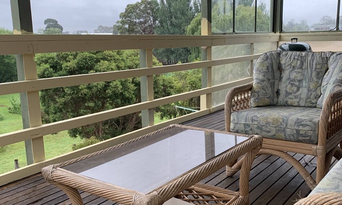 Swan Reach House | COZY FAMILY HOME BY THE RIVER