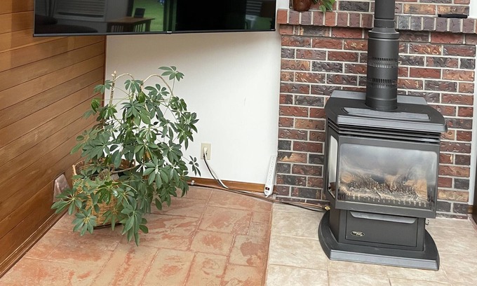 Wilson Creek House | Cozy family home in Davis Bay close to beach. Outdoor sauna and large backyard.