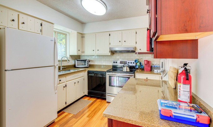 Decatur House | Cozy Family Home in Decatur w/Fenced Yard