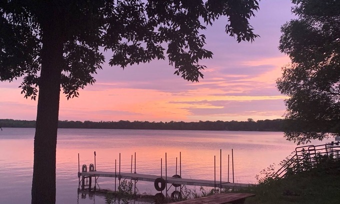 Chisago City Cabin | Cozy family-sized cabin with 100ft on Green Lake!