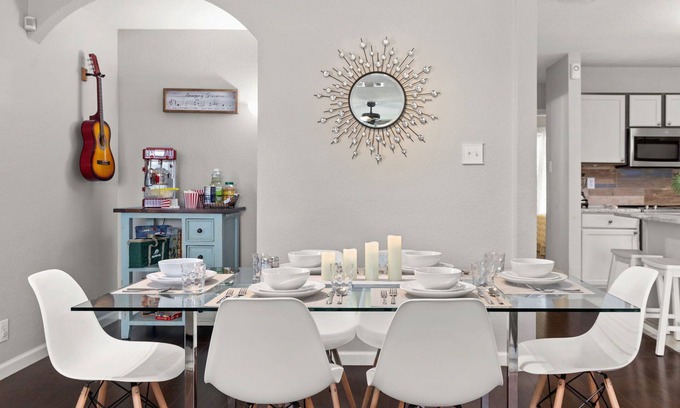 San Antonio House | Cozy Family Vacation House close to Seaworld, Six Flag Fiesta, Shopps