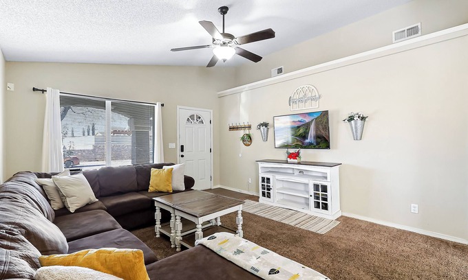 Biggs Field House | Cozy Farm House Home Located Near Main Freeways SUPER HOST on other platforms