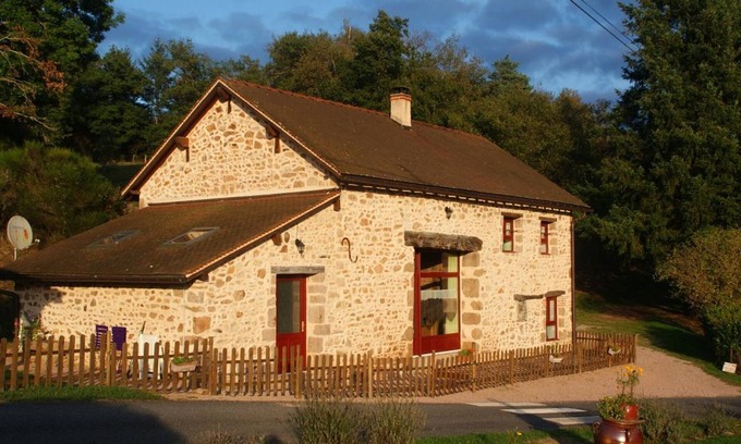 Barrais-Bussolles Cottage | Cozy Farmhouse: Fishing, Nature, Waterfall, Near Vichy, Wi-Fi, Pet Friendly