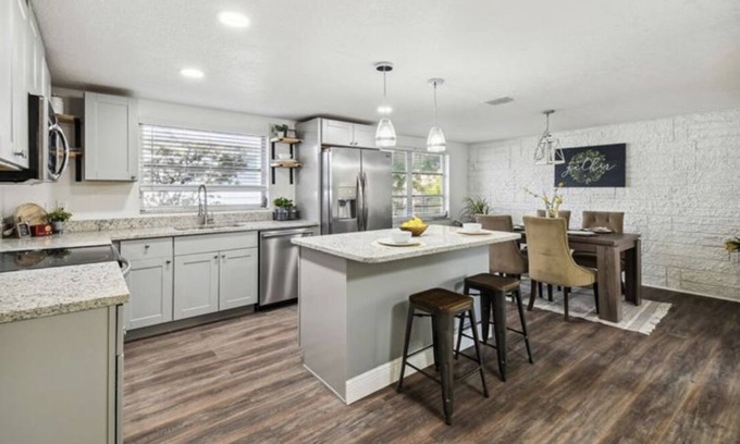Regency Park House | Cozy Farmhouse - 15 minutes from the beach