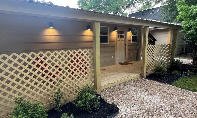 Longview Cabin | Cozy farmhouse cabin near Kilgore and Longview