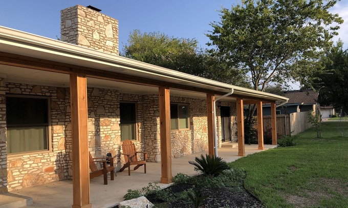 Buda House | Cozy farmhouse feels in Old town Buda- 12 miles from Austin!