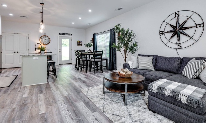 Denison House | Cozy Farmhouse in Denison