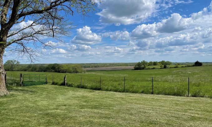 Hatfield Other | Cozy Farmhouse Retreat: Birdwatch & Stargaze 2hrs from KC & DSM
