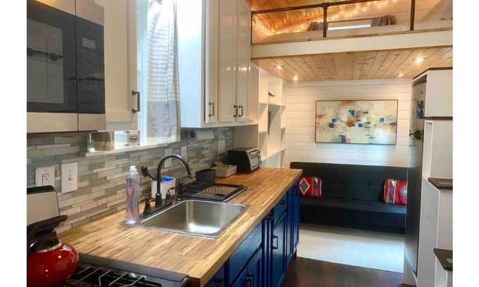 Austin House | 🏡Cozy Farmhouse Tiny Home in Backyard Pool Oasis🌻