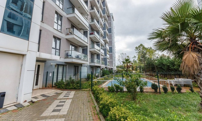 Aydınlı Mahallesi Apartment | Cozy Flat near Public Transportation in Tuzla