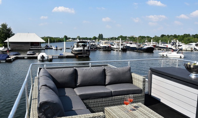 Heugum Boat Rental | Cozy floating Boatlodge (2 bedrooms, 4 persons), Maastricht.