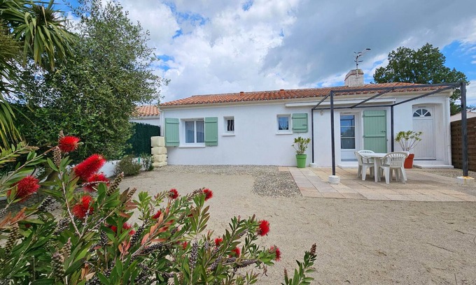 LʼAiguillon-sur-Mer House | Cozy House with Terrace, Near Beach & Activities, Pet-Friendly