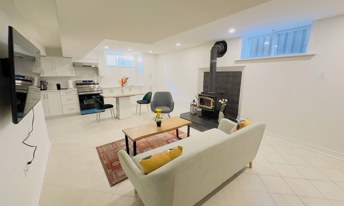 Richmond Hill House | Cozy Furnished 1-Bedroom with Free Parking & Private Access