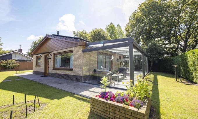 Ouddorp House | Cozy furnished holiday home with a winter garden, lots of privacy, and a spacious garden.