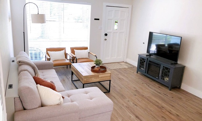 Gainesville House | Cozy Gainesville Getaway 1.7 miles from Stadium!